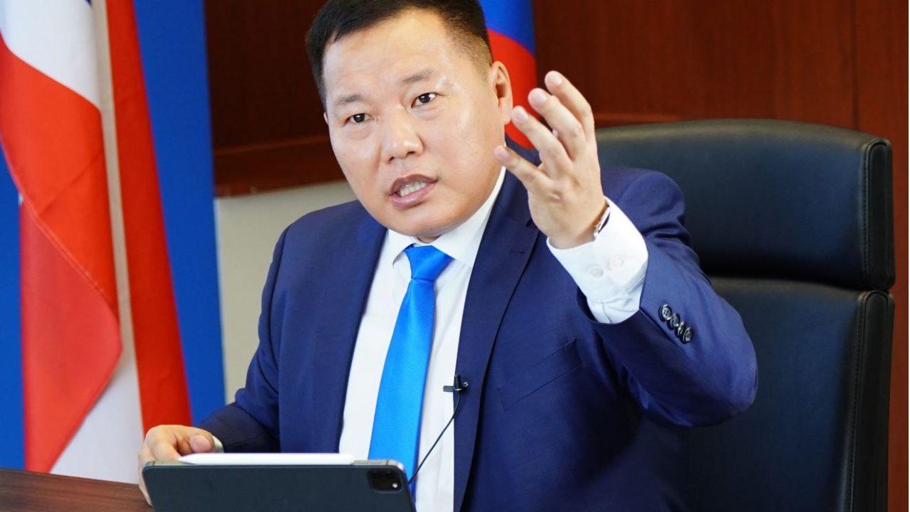 Үзэл бодлыг өнгийн цаасаар авна гэх О.Цогтгэрэлийн итгэл хөөрхөн, хөөрхий ч юм