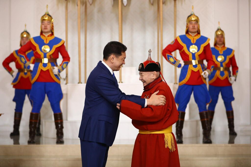 Ардын багш Д.Сэрээтэрт Хөдөлмөрийн баатар цол хүртээлээ