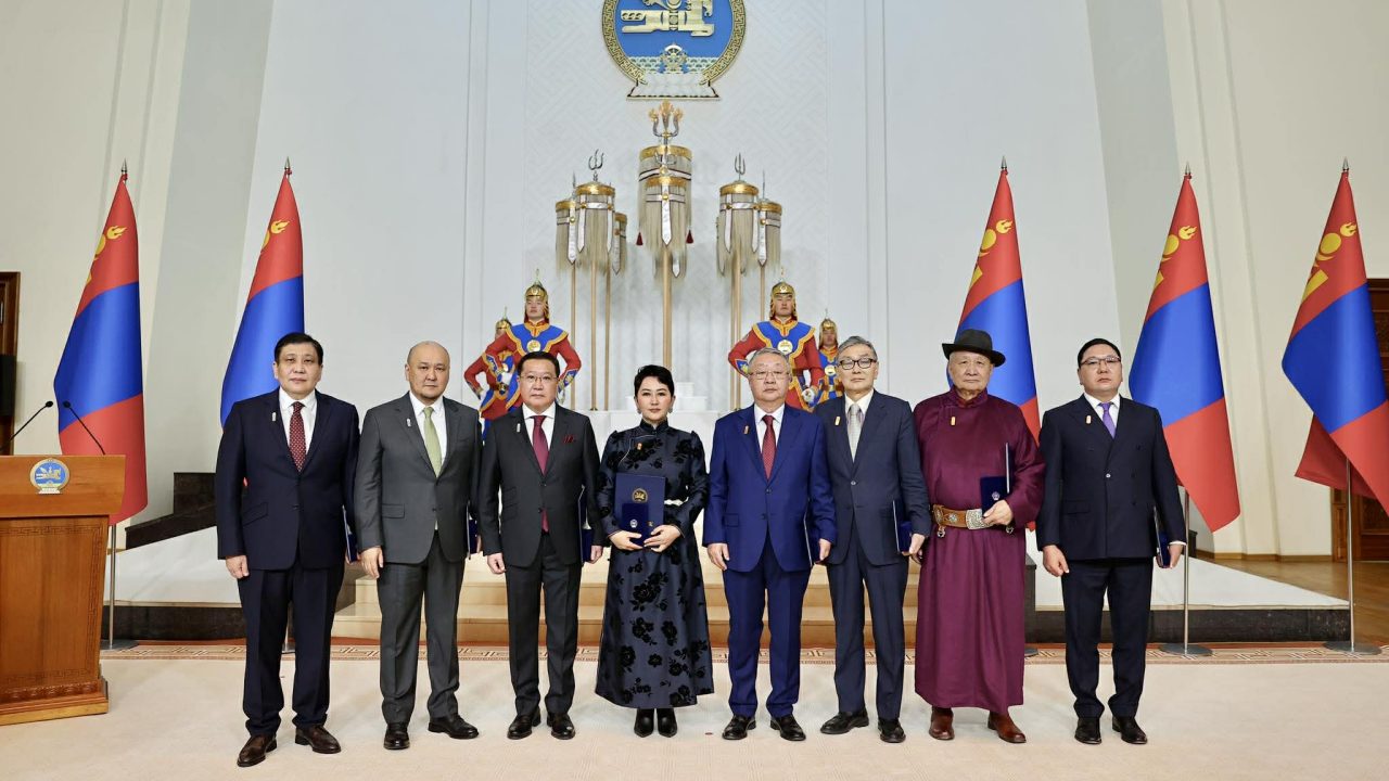 Дипломат албаны дээд цол хүртээлээ