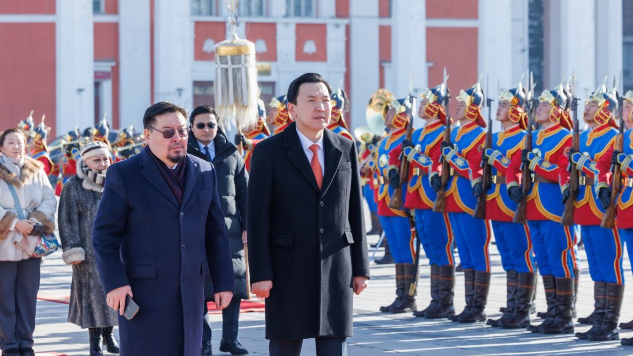 Жанжин Д.Сүхбаатарын хөшөөнд цэцэг өргөж, хүндэтгэл үзүүллээ