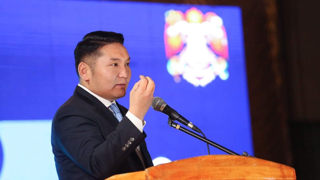 З.Төмөртөмөө: Бид яагаад нэгэндээ ийм хайргүй юм бэ