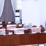 УИХ дахь МАН-ын бүлэг хуралдахаар төлөвлөж, АН-ын бүлэг чуулганы танхимд лоозон хатгасан байдалтай байна