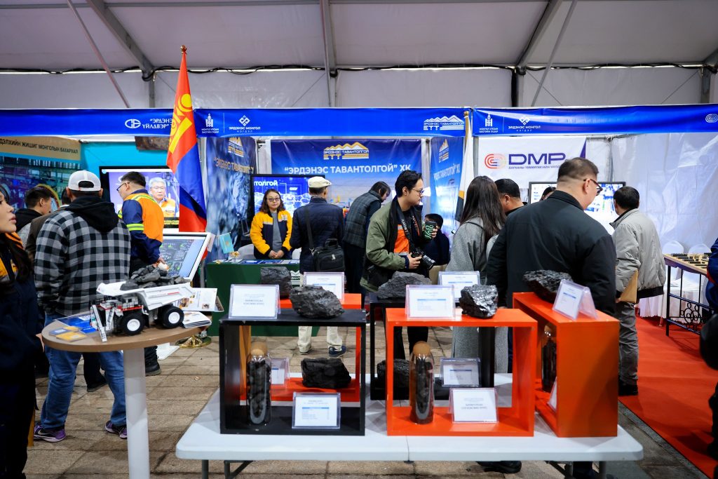 Аж үйлдвэр, эрдэс баялгийн салбарт ажилд орохыг хүсвэл Төв талбайг зориорой