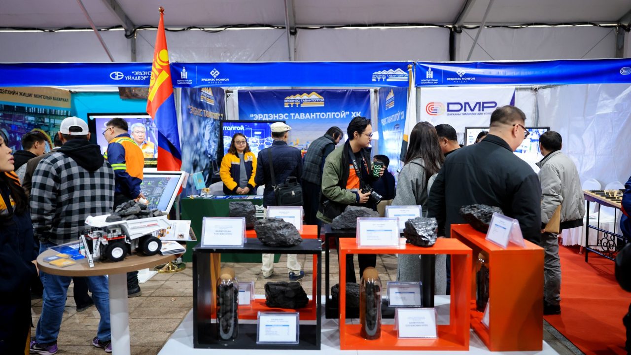 Аж үйлдвэр, эрдэс баялгийн салбарт ажилд орохыг хүсвэл Төв талбайг зориорой