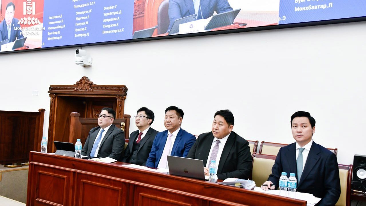 Ерөнхийлөгчийн дэргэд хэн нэгний БЭТ ажиллаж буй юм биш биз!!!