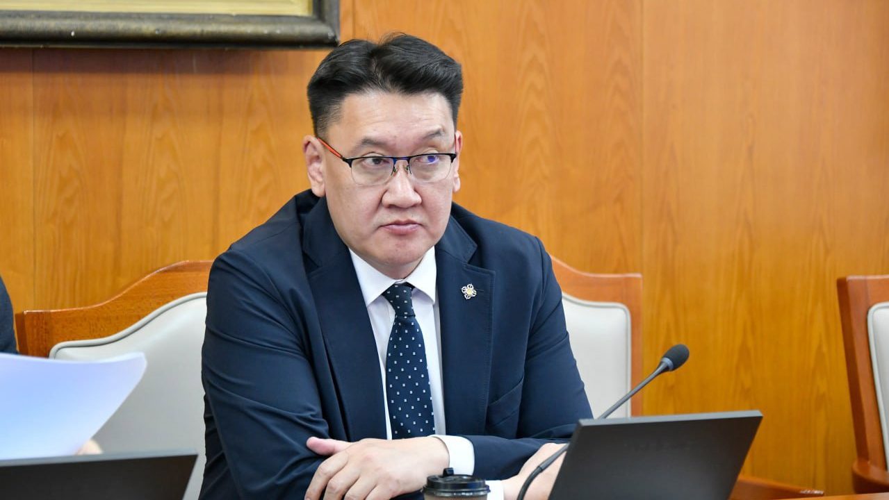 Сангийн сайдын суудлаа хүлээлгэн өгсөн Б.Жавхлан байнгын хорооны дарга боллоо