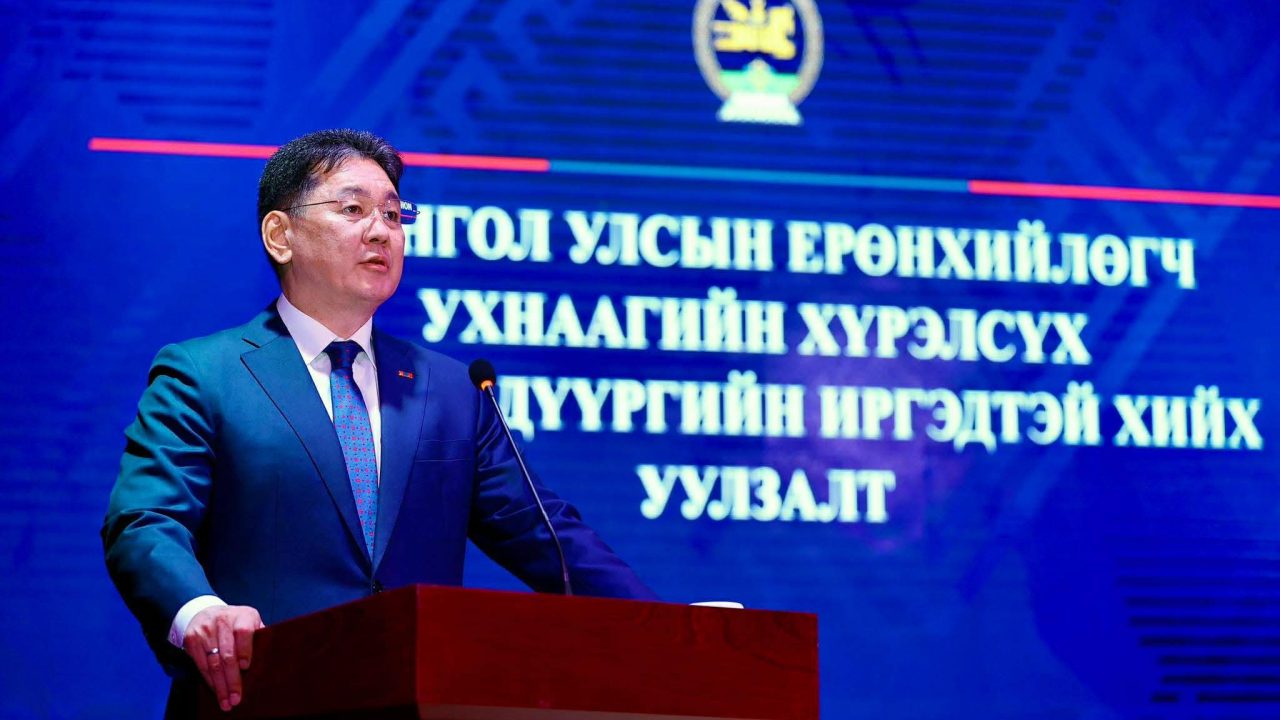 “Цагаан алт” хөтөлбөрийн дүнд самнасан ноолуурын экспорт 5 дахин өсөж 4,000 тн буюу 330 сая ам.долларт хүрснийг Төрийн тэргүүнд уламжиллаа