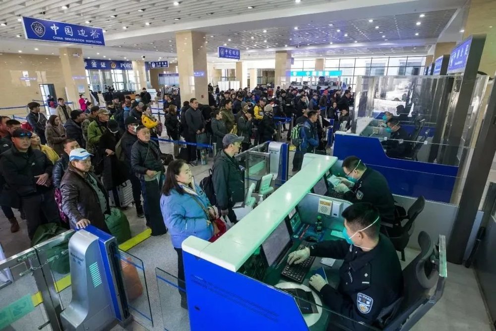 Хилийн хориг тавигдсан иргэнд хуурамч паспорт олгож, 2 сая төгрөгийн авлига авчээ