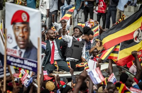 Угандад интернет хаасан сонгууль болж, ерөнхийлөгч ялж, сөрөг хүчний удирдагч суллагдаагүй байна