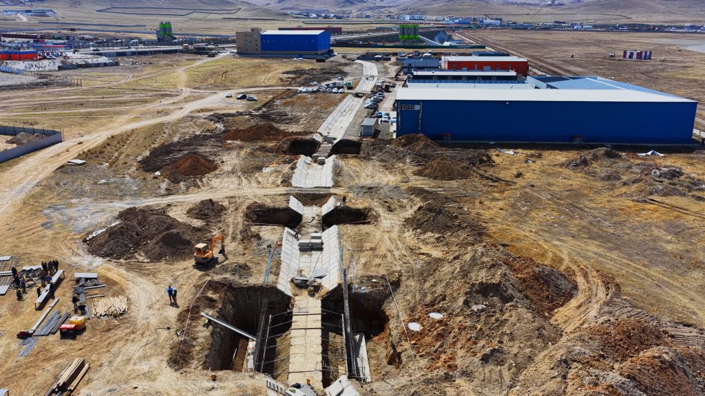 Буянт-Ухаа олон улсын нисэх буудлын үерийн хамгаалалтын далан дээгүүр ШШЕГ руу нэвтрэх гүүр барьж байна