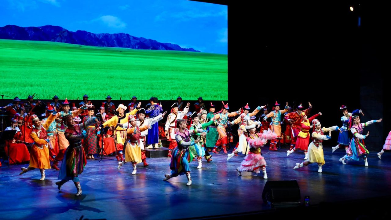 Уран бүтээлчид Астана хотноо анх удаа “Монголын сайхан орон” тоглолтоо өргөн барилаа