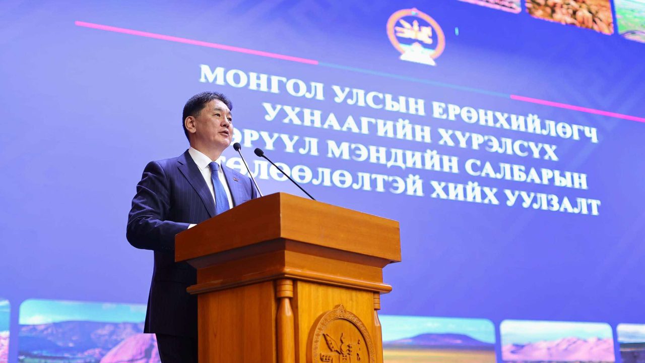 Эрүүл мэндийн салбарын ажилтнуудын цалинг 75 хувь нэмэх бөгөөд өнөөдрийн байдлаар 30 хувь нэмэгдээд байна.