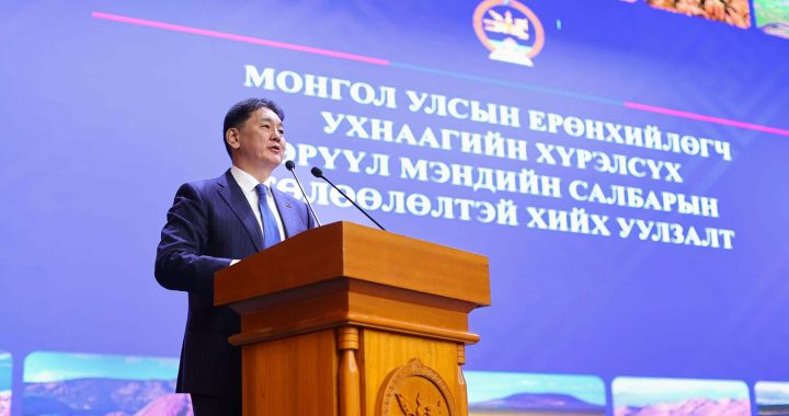 Эрүүл мэндийн салбарын ажилтнуудын цалинг 75 хувь нэмэх бөгөөд өнөөдрийн байдлаар 30 хувь нэмэгдээд байна.