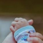 Төрсөн эхчүүдээс тус бүр 150,000 төгрөгийн төлбөр авч, нийт 65 сая төгрөгийг төвлөрүүлсэн албан тушаалтны хэргийг шүүхэд шилжүүлжээ