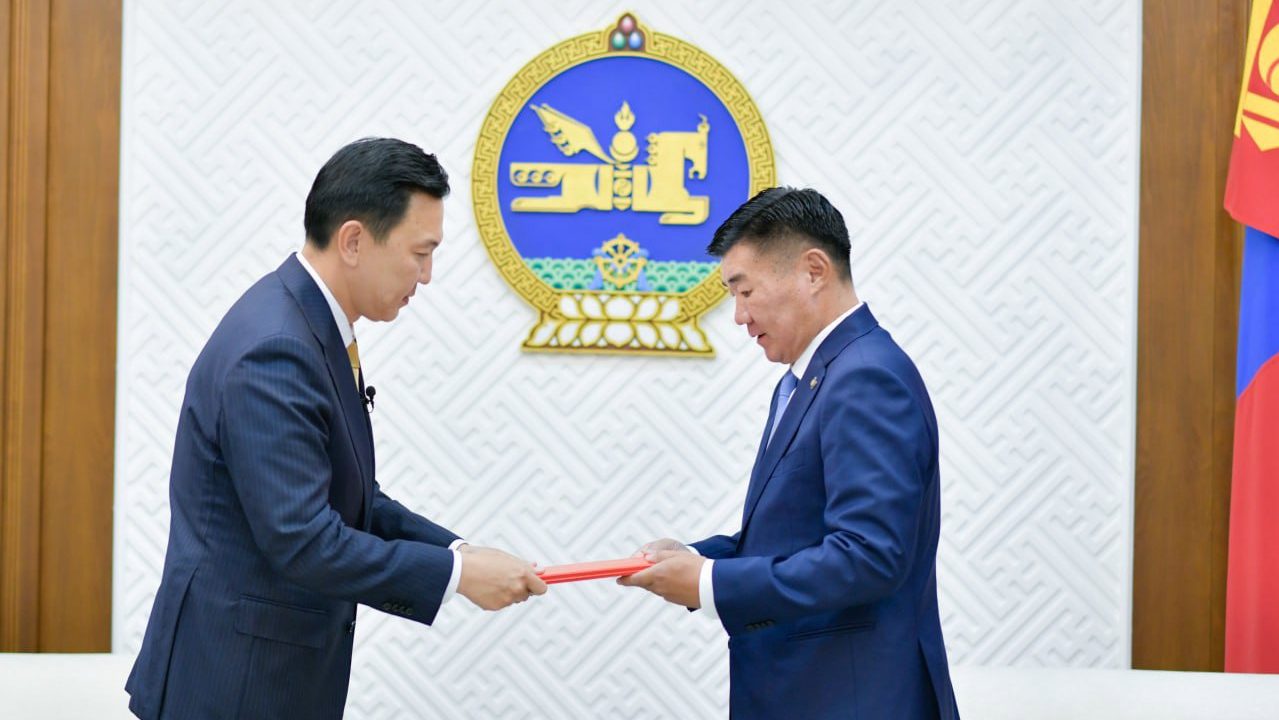 Монгол Улсын 2027 оны төсвийн тухай хуулийн төслүүд болон нэгдсэн төсвийн 2027 оны төсвийн хүрээний мэдэгдэлд өөрчлөлт оруулах тухай хуулийн төслийг өргөн мэдүүлэв