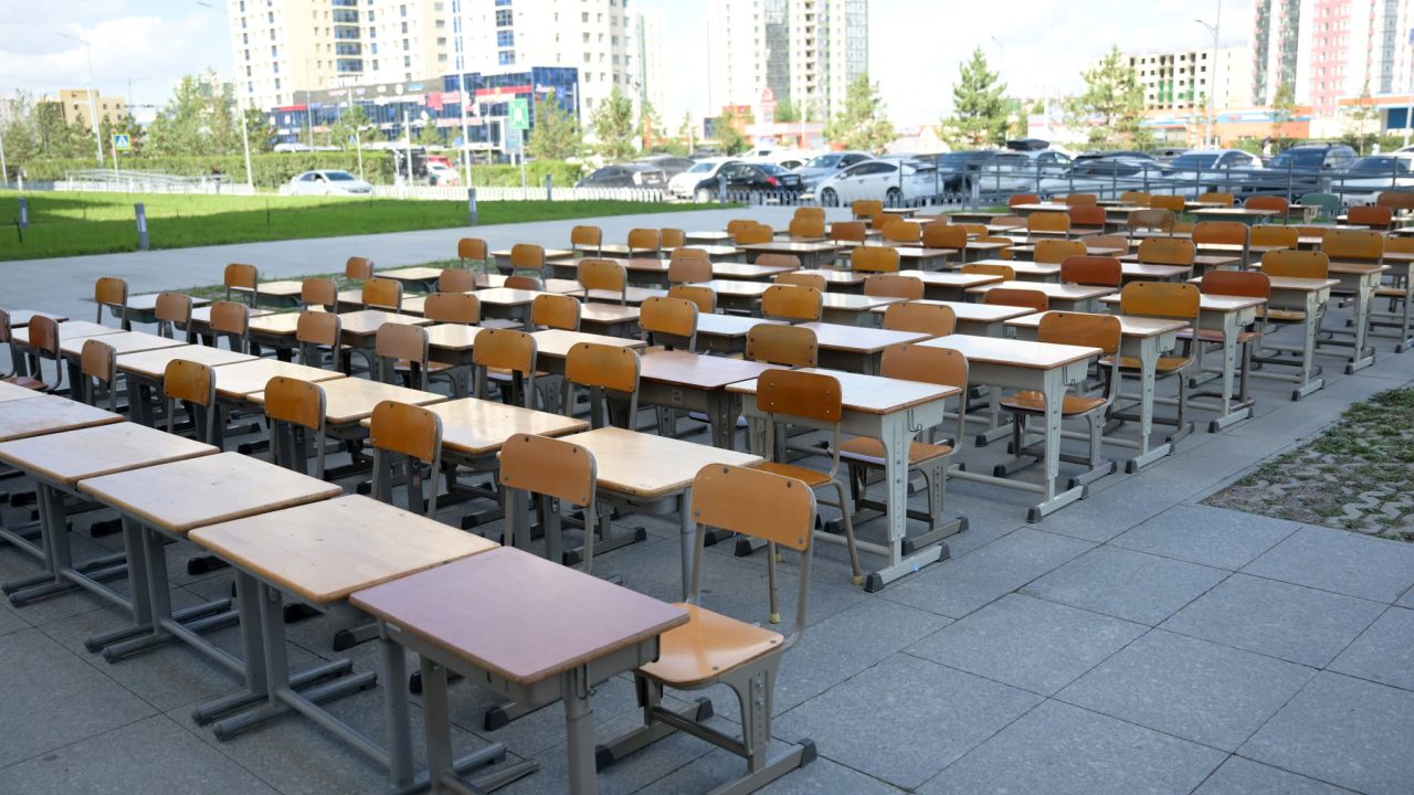 Нийслэлийн ерөнхий боловсролын гурван сургуульд 300 ширээ, сандал хандивлалаа