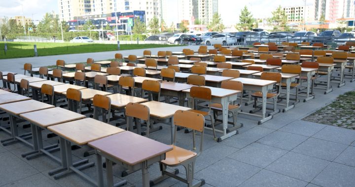Нийслэлийн ерөнхий боловсролын гурван сургуульд 300 ширээ, сандал хандивлалаа
