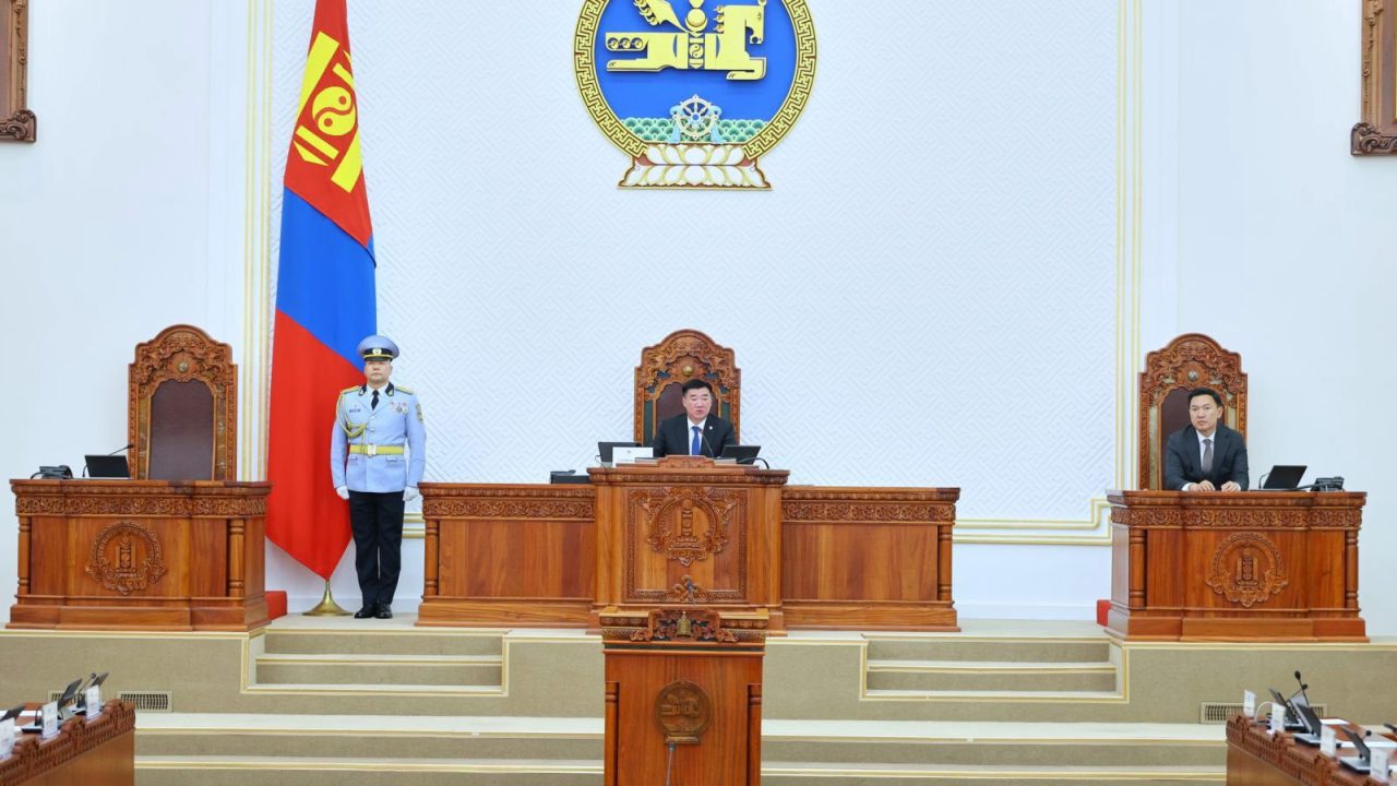 Төсвийн тодотголоо батлаагүй ч УИХ-ын чуулганаа хаагаад, нээлээ